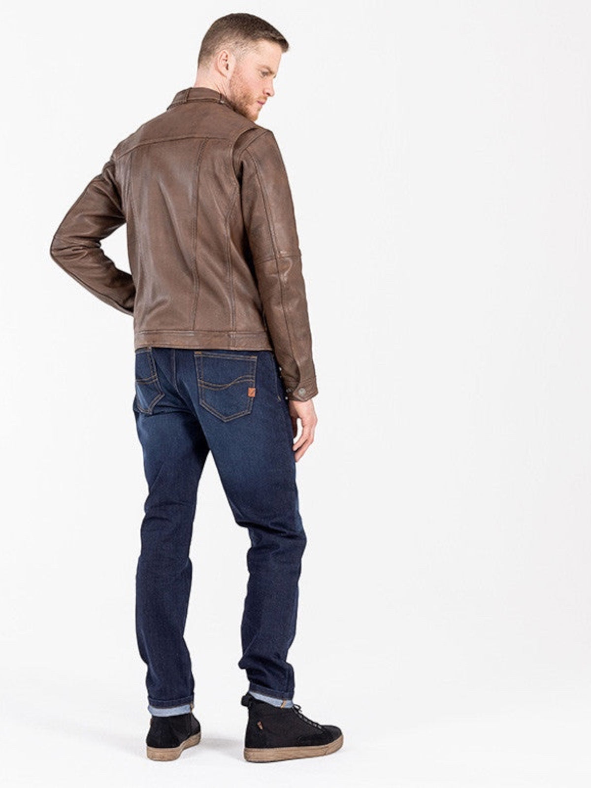 Baffle Haus Pioneer dark blue slim-fit motorcycle jeans with protective XTM-Fiber worn by a man in a brown jacket